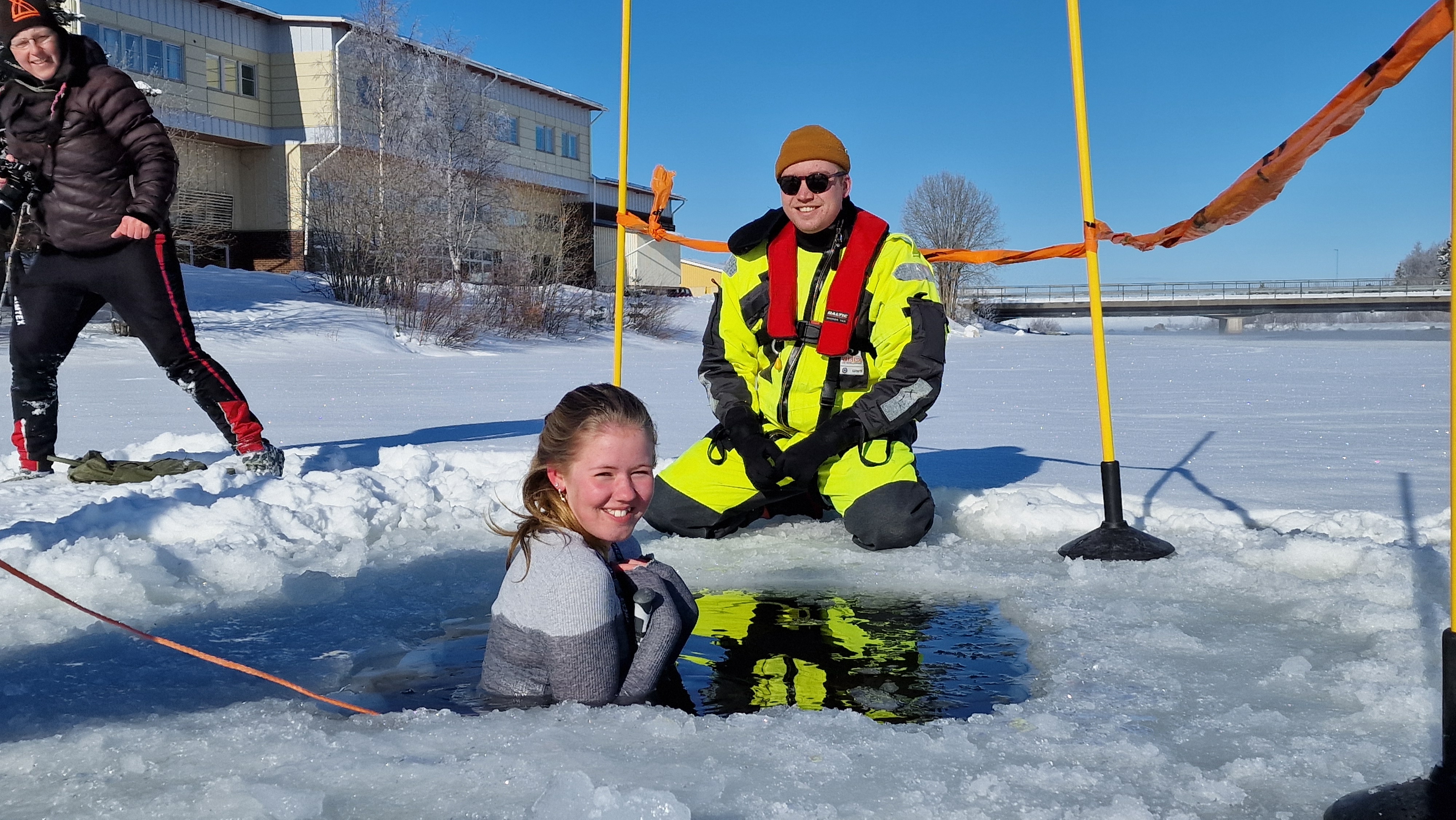 Lova Abrahamsson i årskurs sju badar i en isvak.
