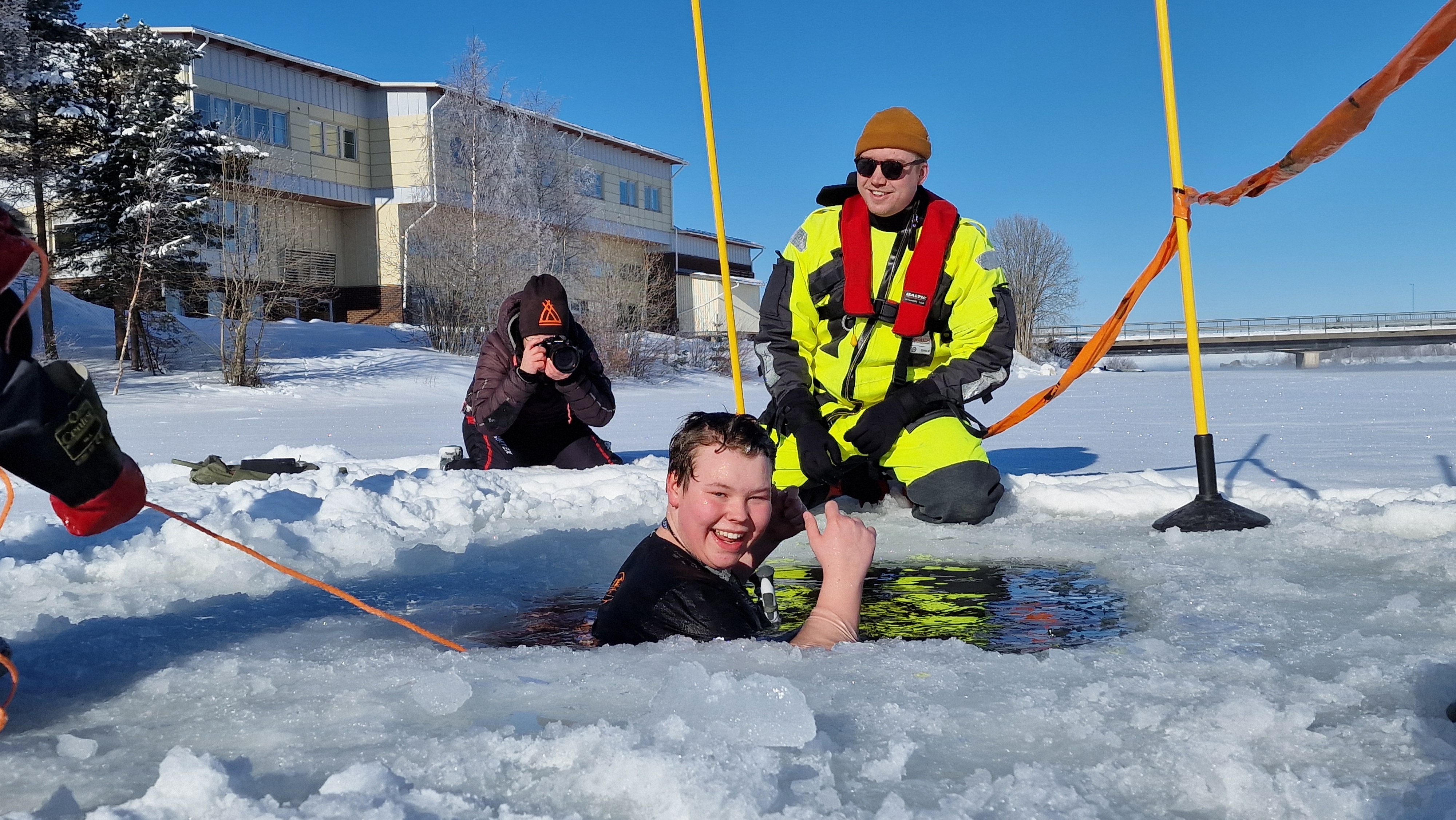 Marwin Vinka i årskurs sju badar i en isvak.
