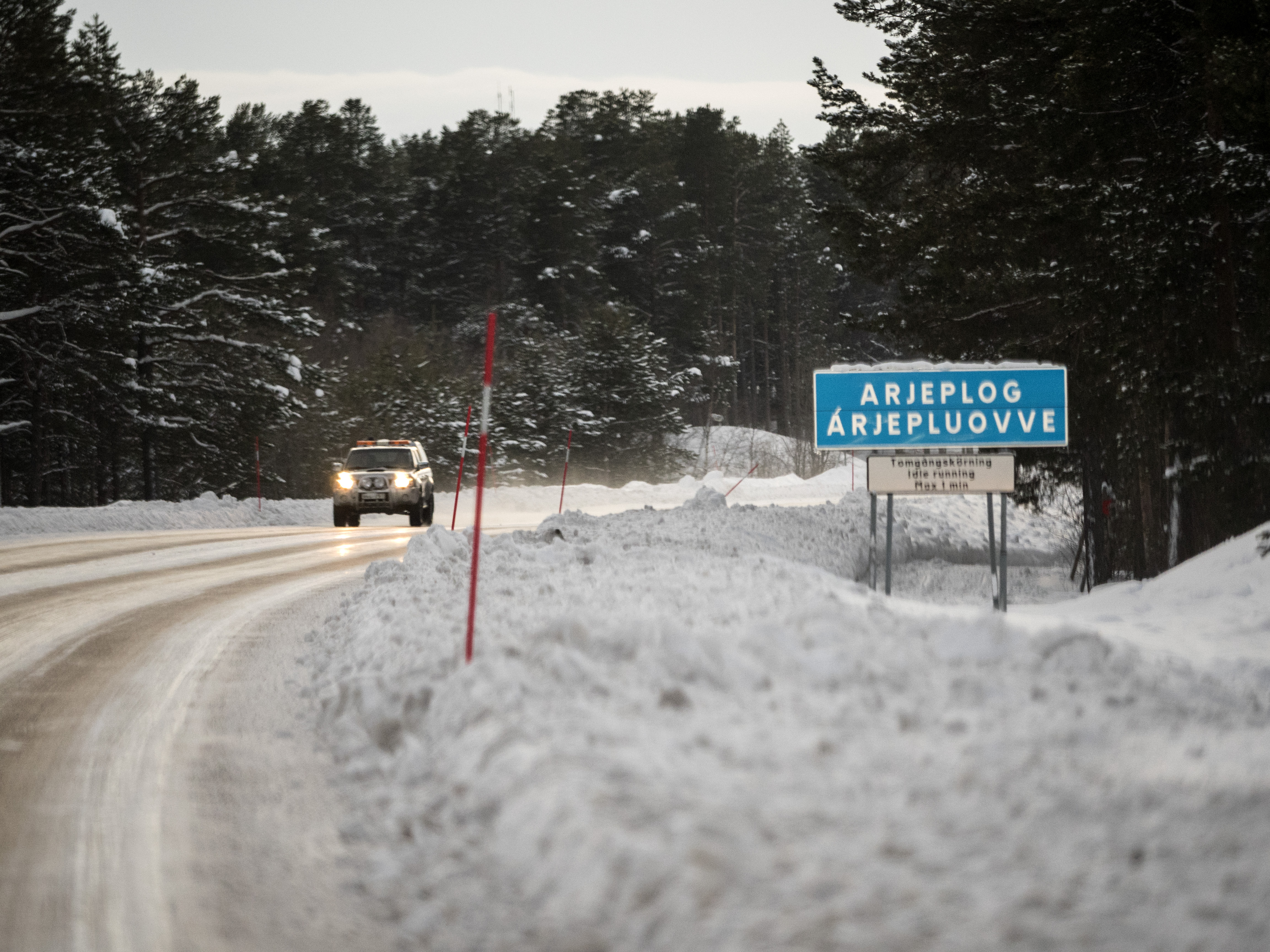 Ett fordon på en vinterväg vid infarten till Arjeplogs tätort.