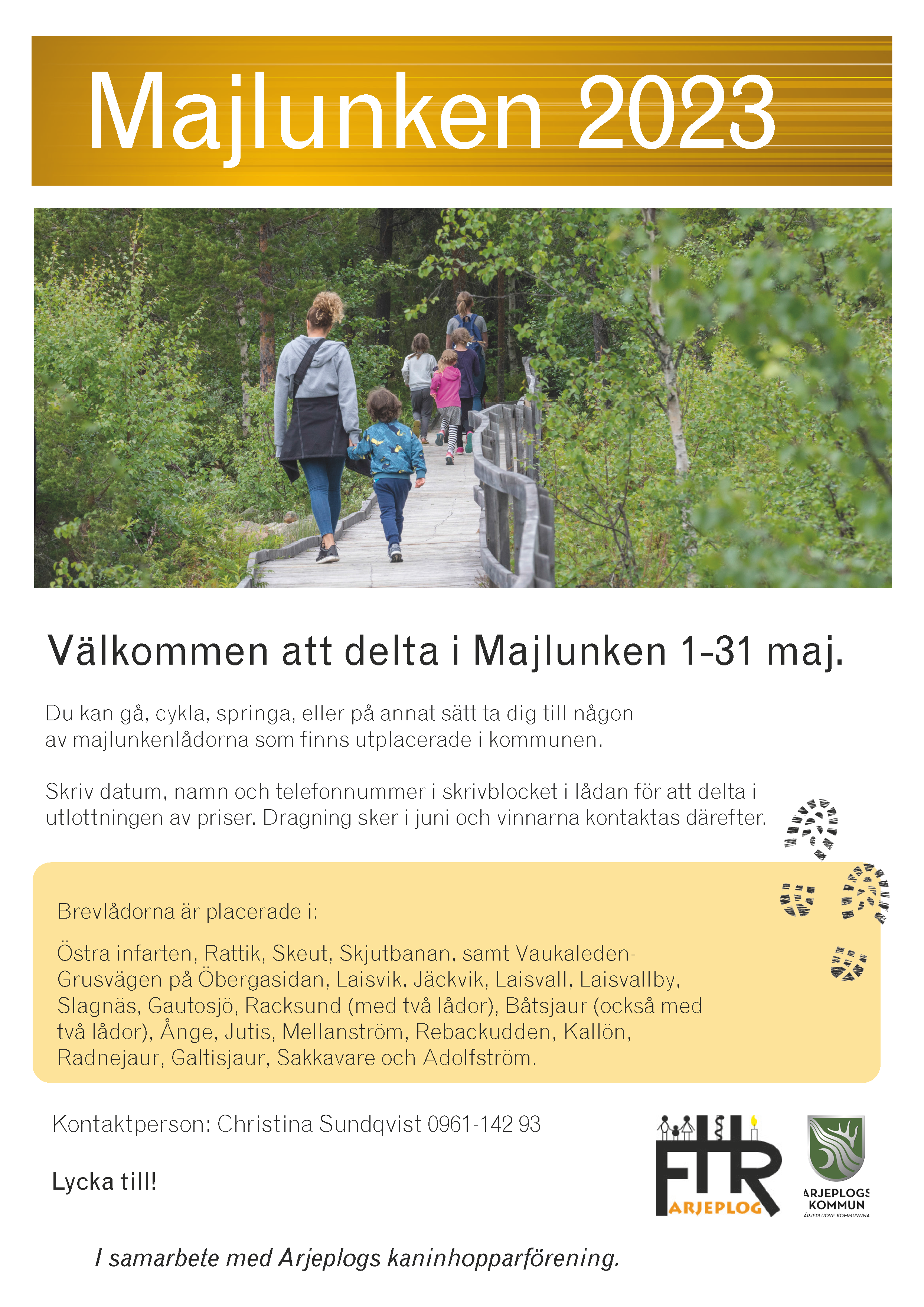 Affisch för majlunken 2023. Ett par personer som går på en spångad led genom en ung skog.
