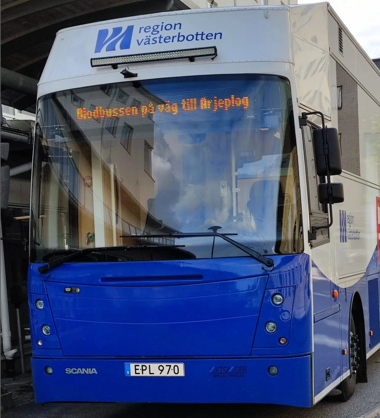 Bilden visar blodbussen med texten: På väg till Arjeplog