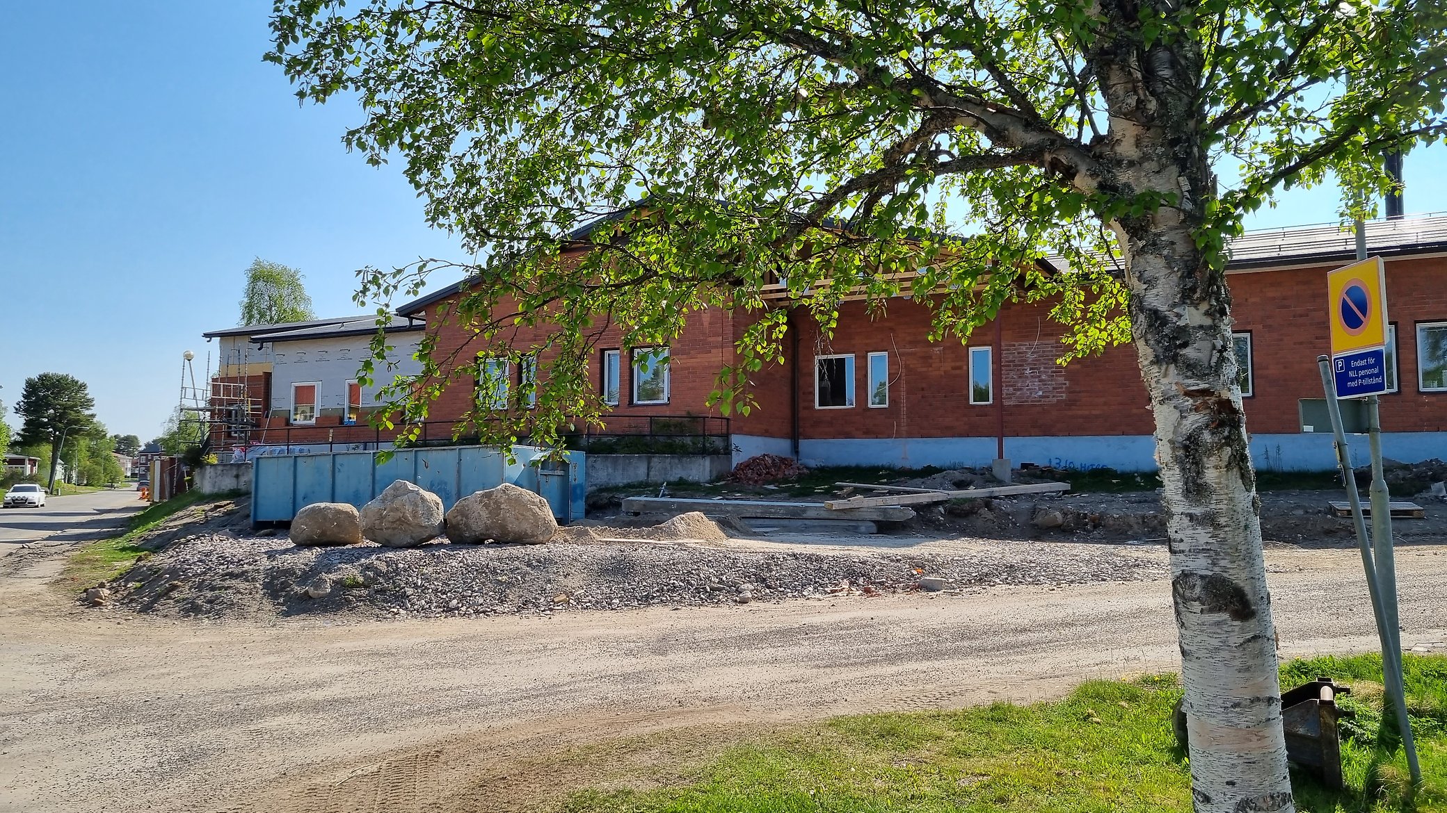 Bild på Björkbacken, från Silvervägen, under uppbyggnadsfasen sommaren 2023.