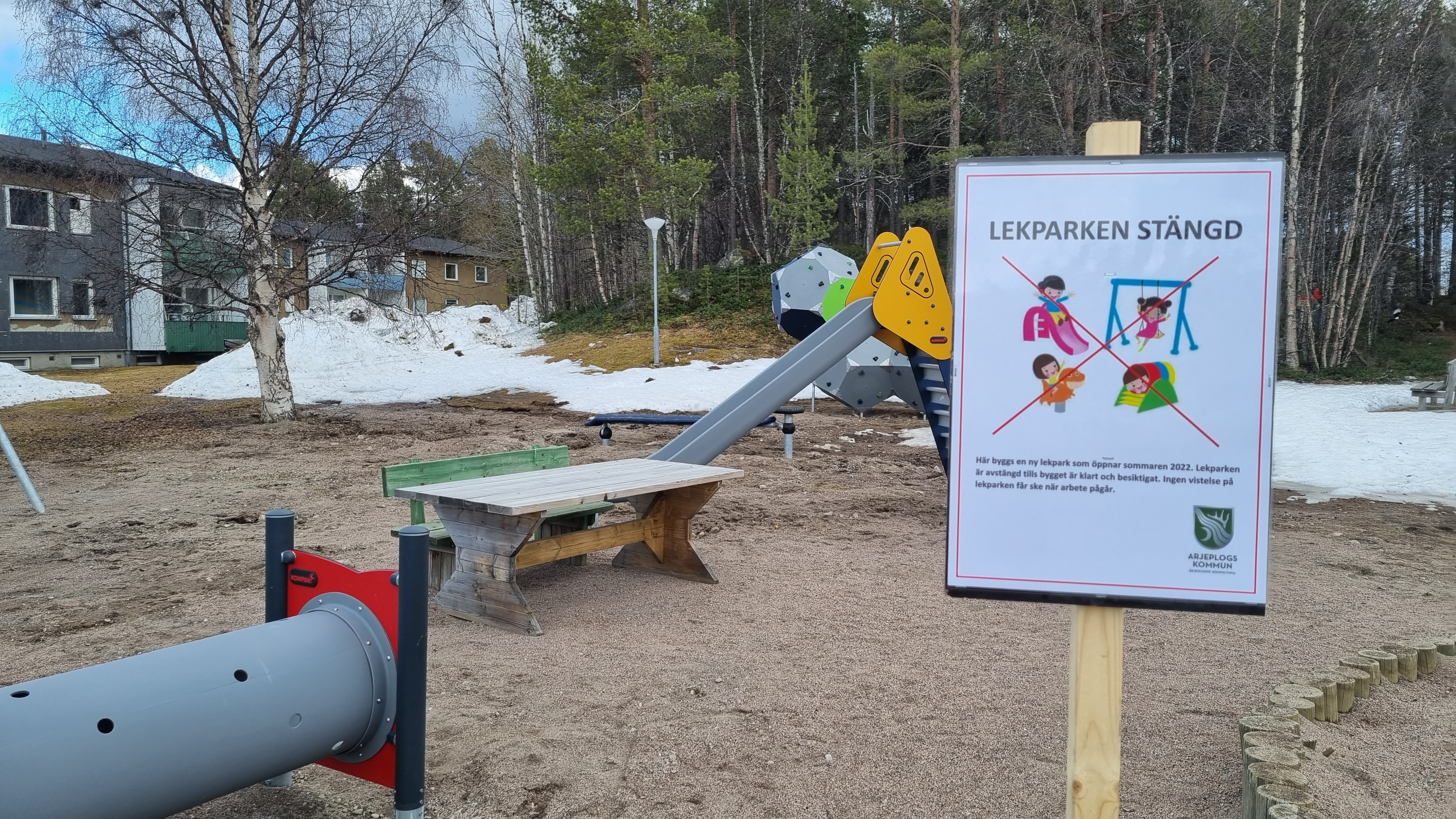 En skylt är nu uppsatt vid lekparken på Drottninggatan om att det inte är tillåtet att vistas där.