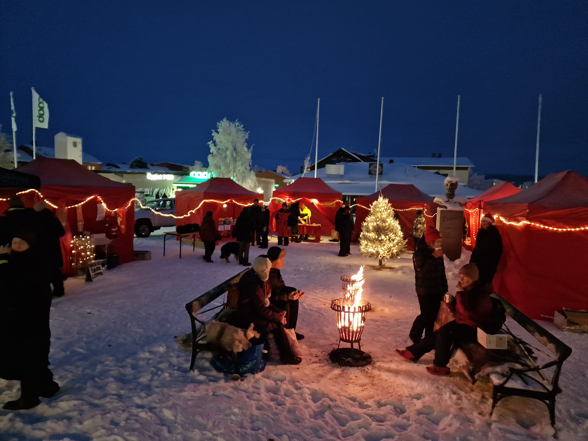 En liten julmarknad utanför Silvermusset. Röda tält och två eldkorgar.