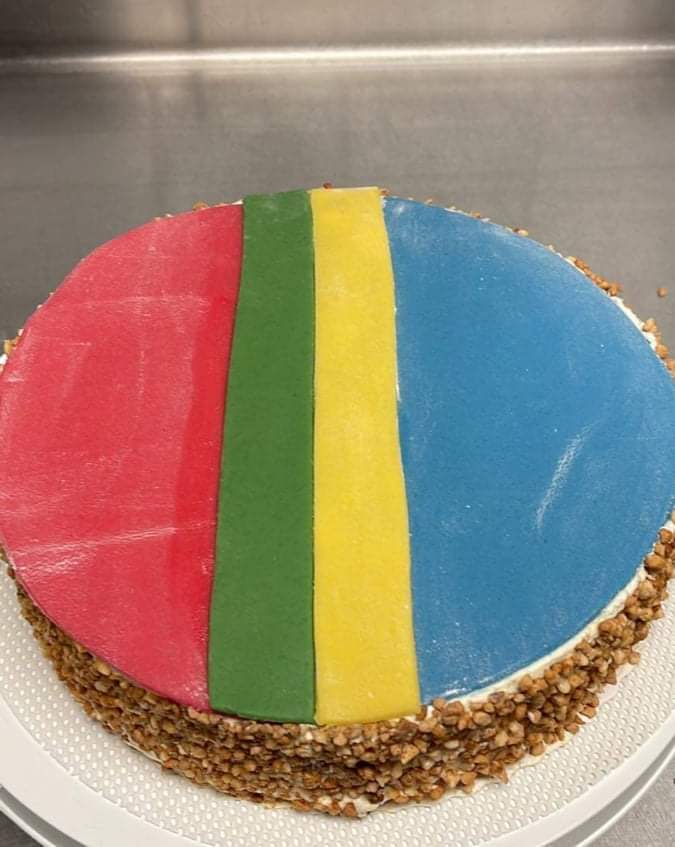 Tårta med den samiska flaggan som motiv.