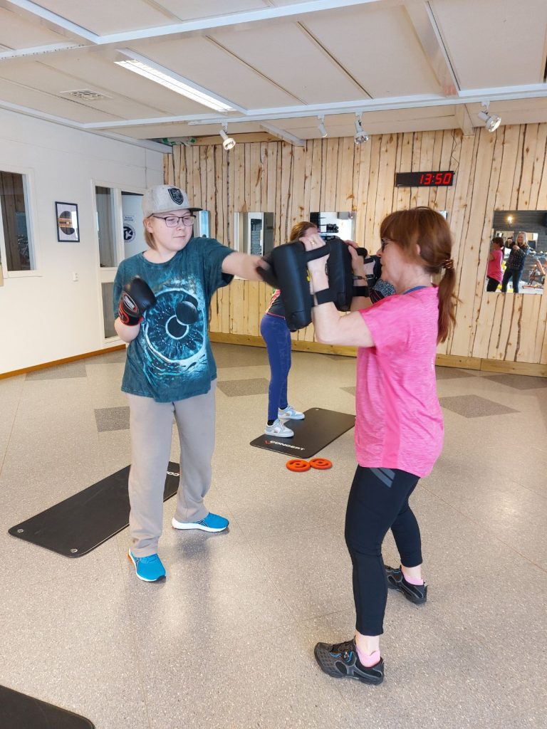 Aron Sahlén sparrar mot läraren Linda Karlberg i boxning.