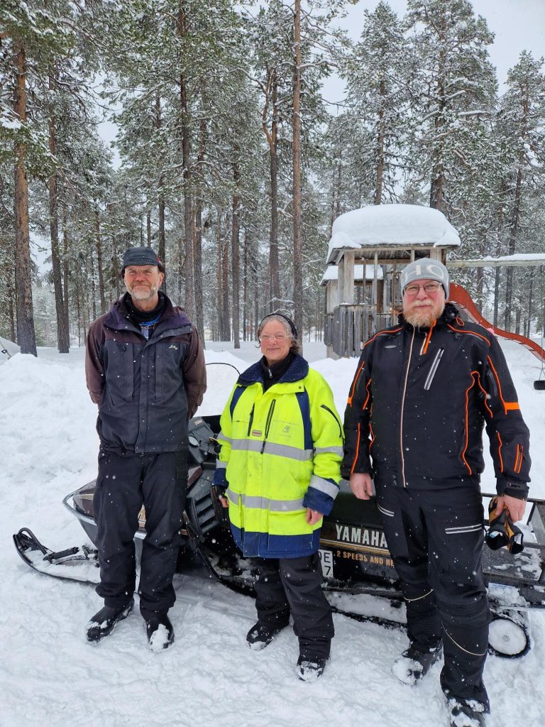 Bild på Pontus Lundberg, Sanne Sauter och Mattias Eriksson, som alla representerar Mellanströms Fiskevårdsförening. Föreningen sponsrade med buss och insatser under friluftsdagen.