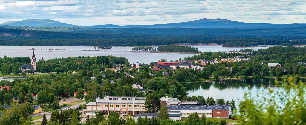 En panoramabilder över Arjeplog den 8 juli 2024