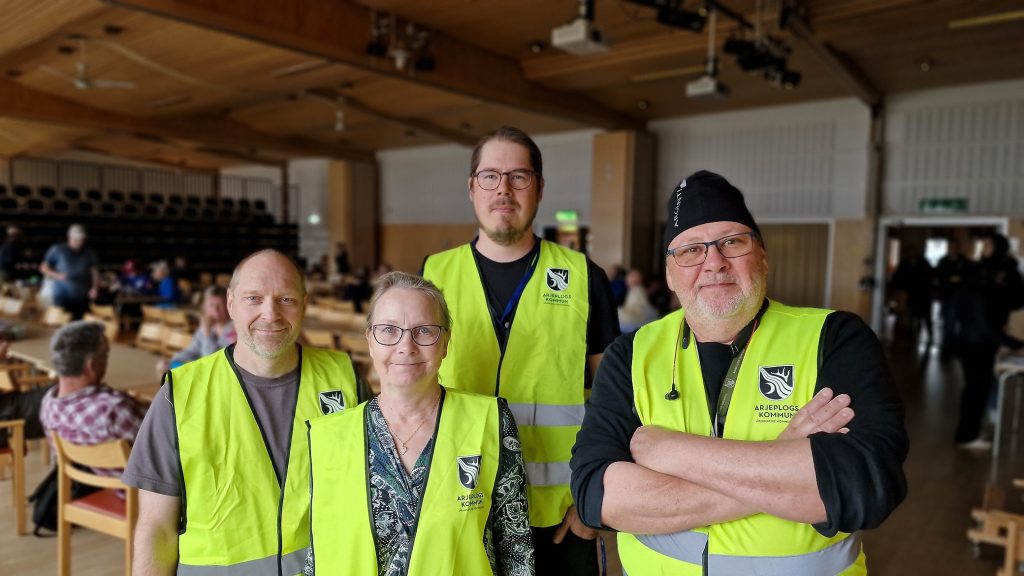 Fyra personer på bilden som bjudit mer än 500 personer på lunch under beredskapsveckan