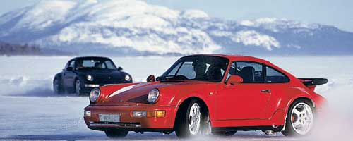 Bild på en röd Porsche som sladdar på en isbana i Arjeplog