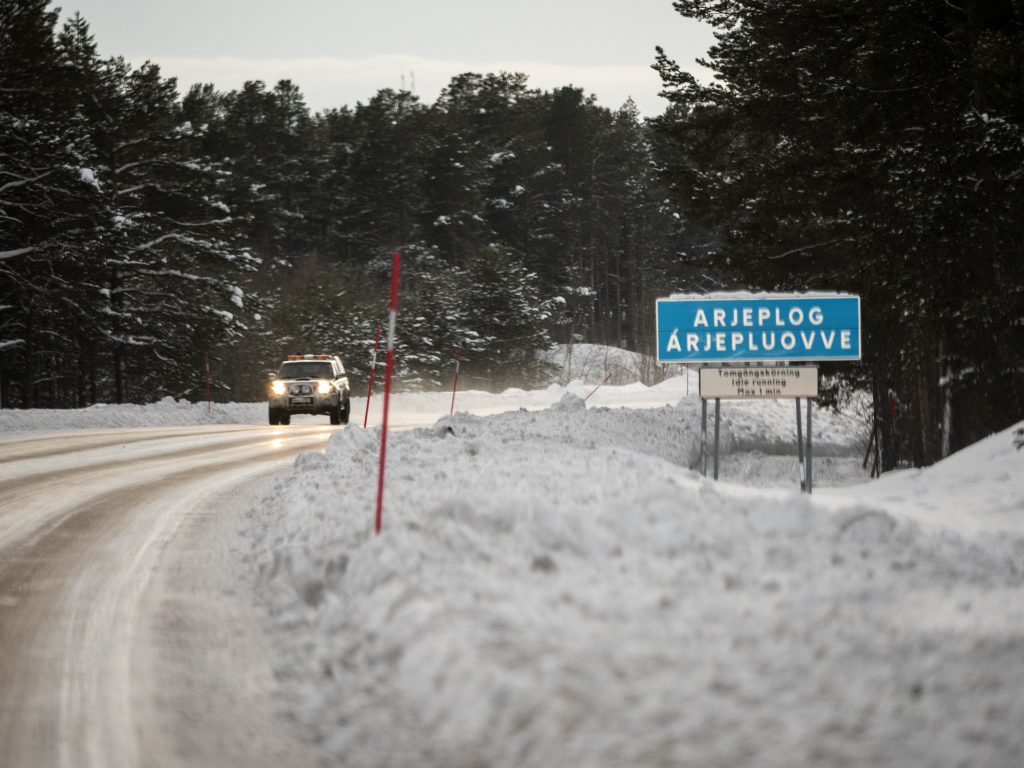 Bild på bil som passerar skylten som informerar om att denne kommit till Arjeplog