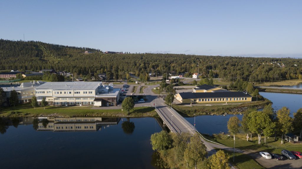 Flygvy över Hornavanskolan och Öbergaskolan en sommardag, fotad från ovanför Kyrkholmen