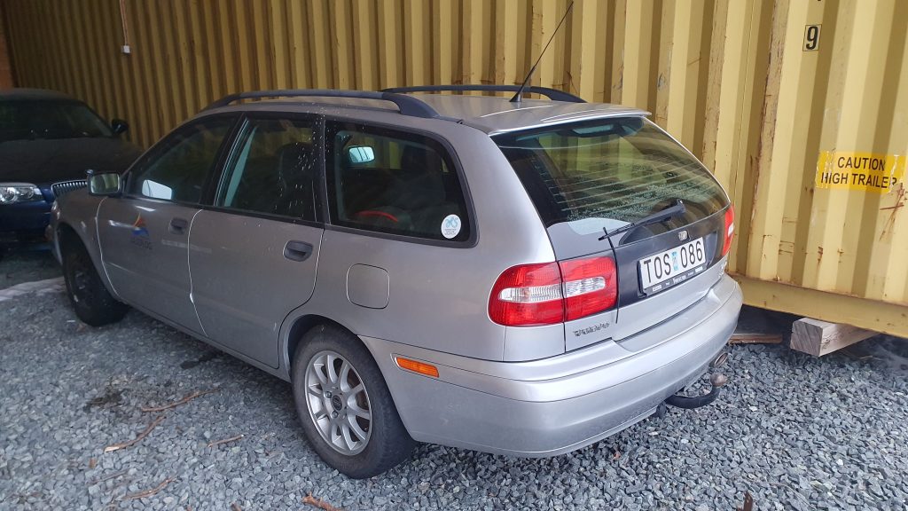 En Volvo V40 fotade snett från sidan bakifrån.