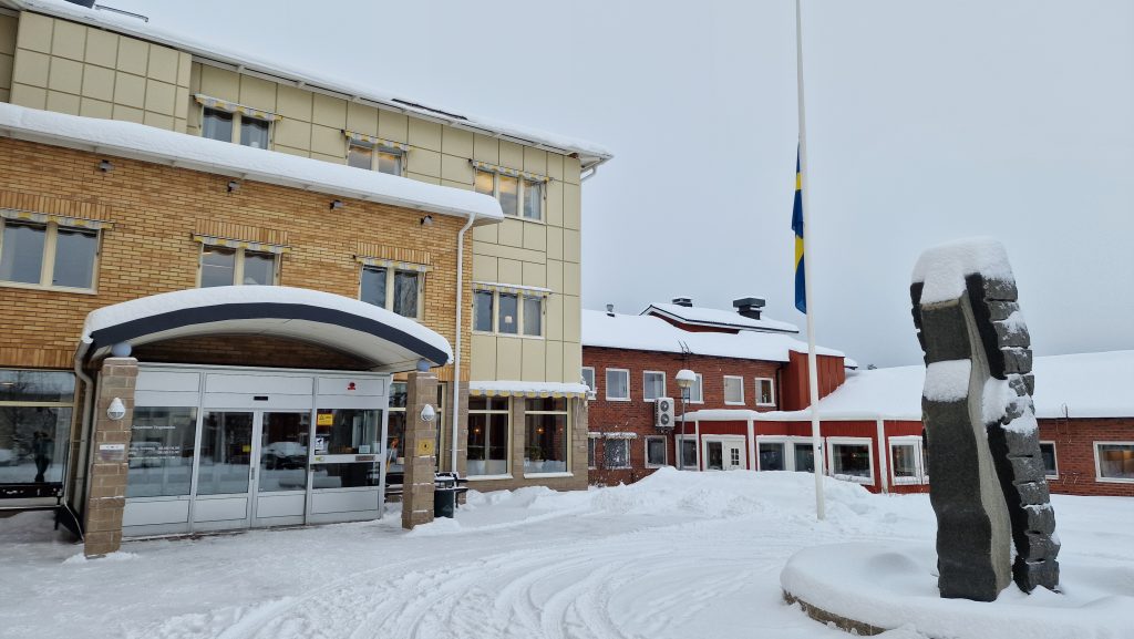 Sveriges flagga på halv stång utanför Tingsbacka, en vinterdag.