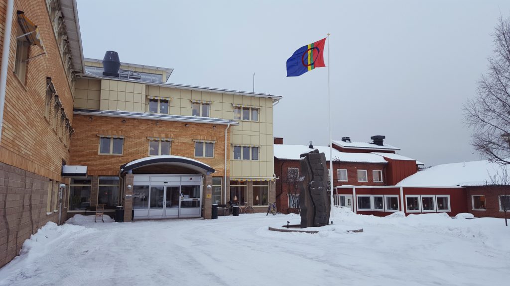 Samiska flaggan som vajar utanför kommunhuset en vinterdag.