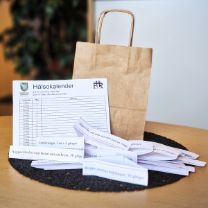 En hälsokalender på ett bord.