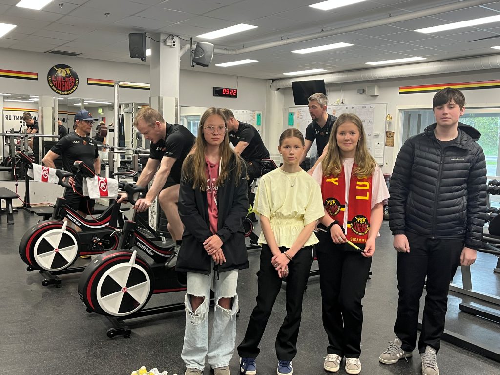 På bild: Novalie Fjellström, Tova Lundström, Lova Abrahamsson och Harry Blind, inne i Luleå Hockeys gym.