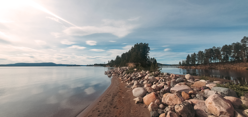 Ett foto på ett stenröse vid Hornavans strand, vid Åsarna, ett så kallat erisionsskydd.