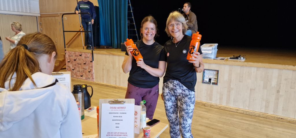 Nina Samuelsson och Åsa Lundberg från Träningskompaniet håller i varsin orange vattenflaska.
