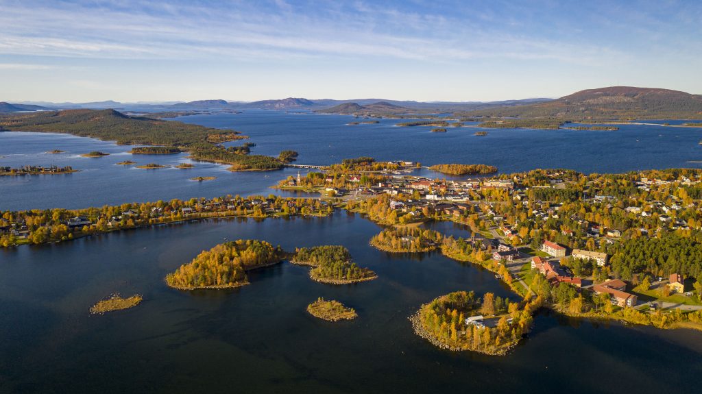 Flygvy över Arjeplog, en höstdag.