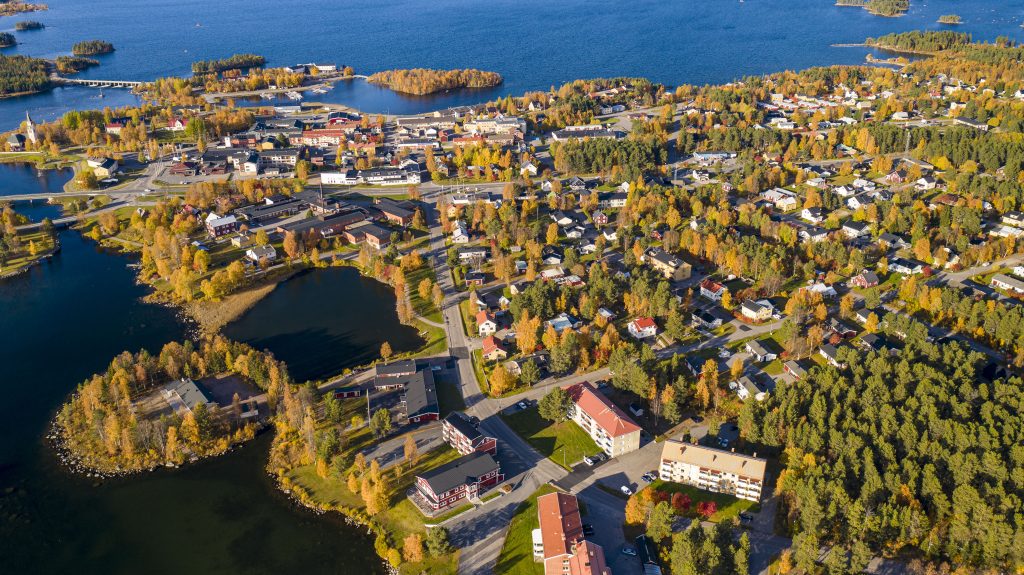 Flygvy över Arjeplogs tätort en höstdag.