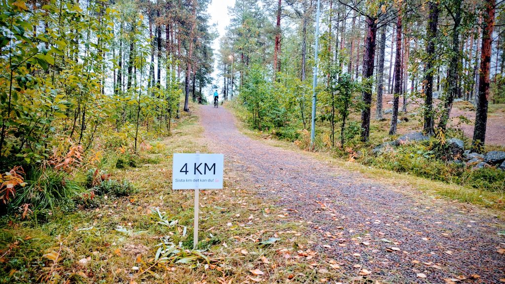 En skylt som det står "4 km" på, längs stigen vid Djuptjärn.