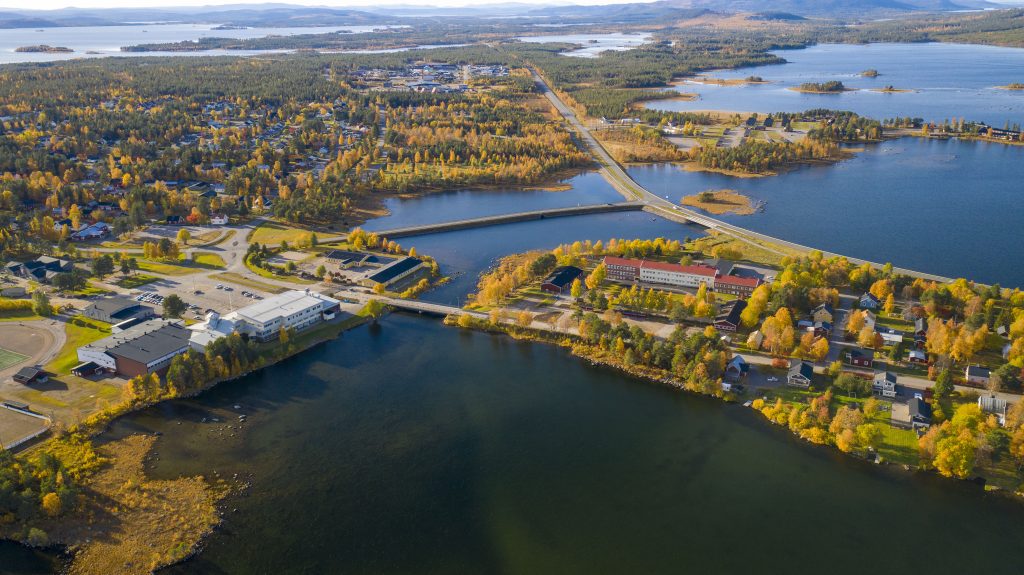 Flygvy över Kyrkholmen och delar av Öberget en höstdag.