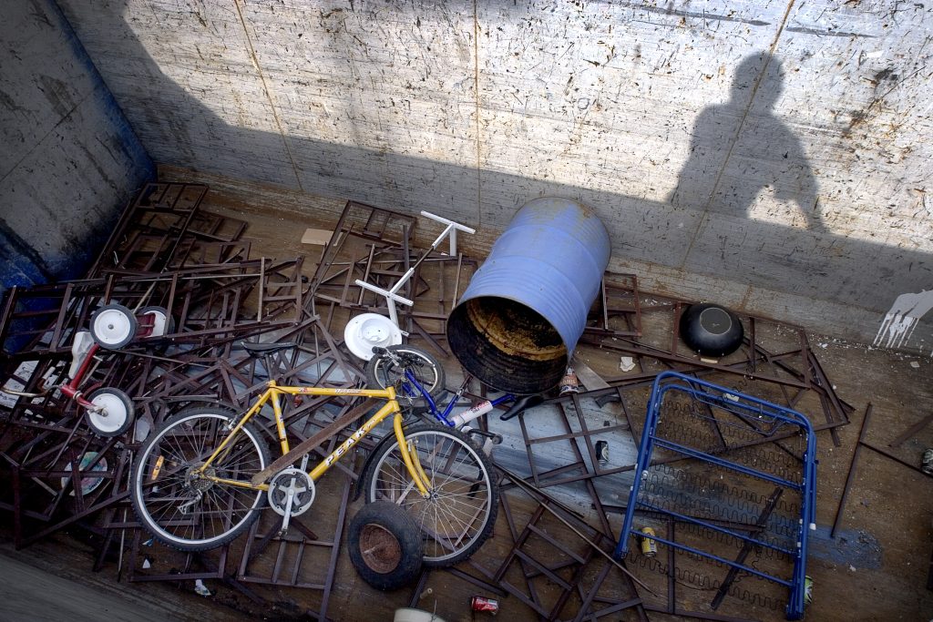 Cykel med mera i botten av en container.