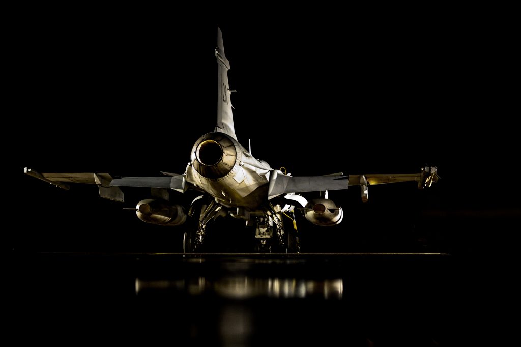 Jaktflygplanet Jas 39 Gripen fotad i mörker.