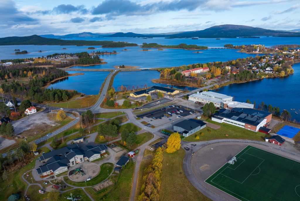 Flygbild över campus en höstdag.