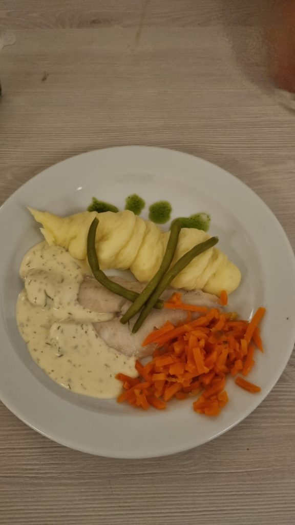 Vit chokladcheesecake med halloncoulis.