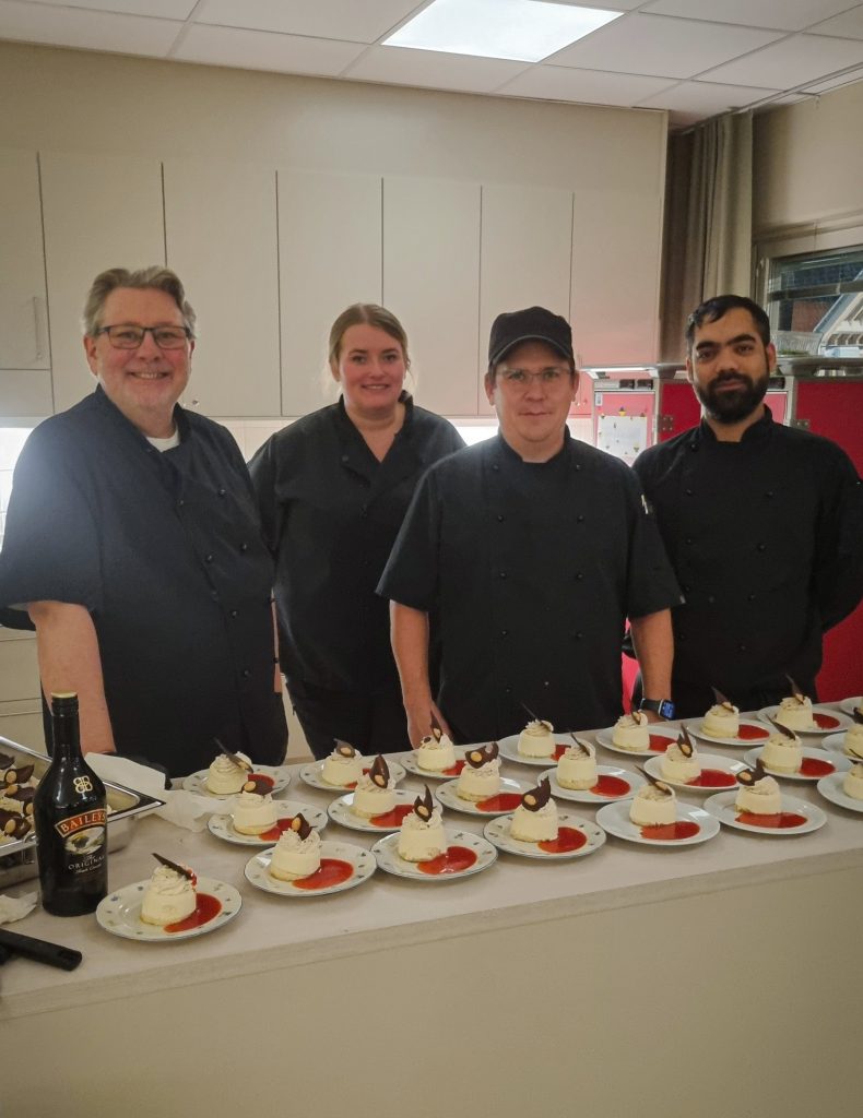 Personal i kostservice står framför den goda efterrätten.