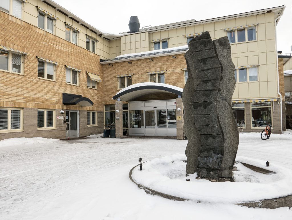 Tingsbackas entré en tidig vinterdag.