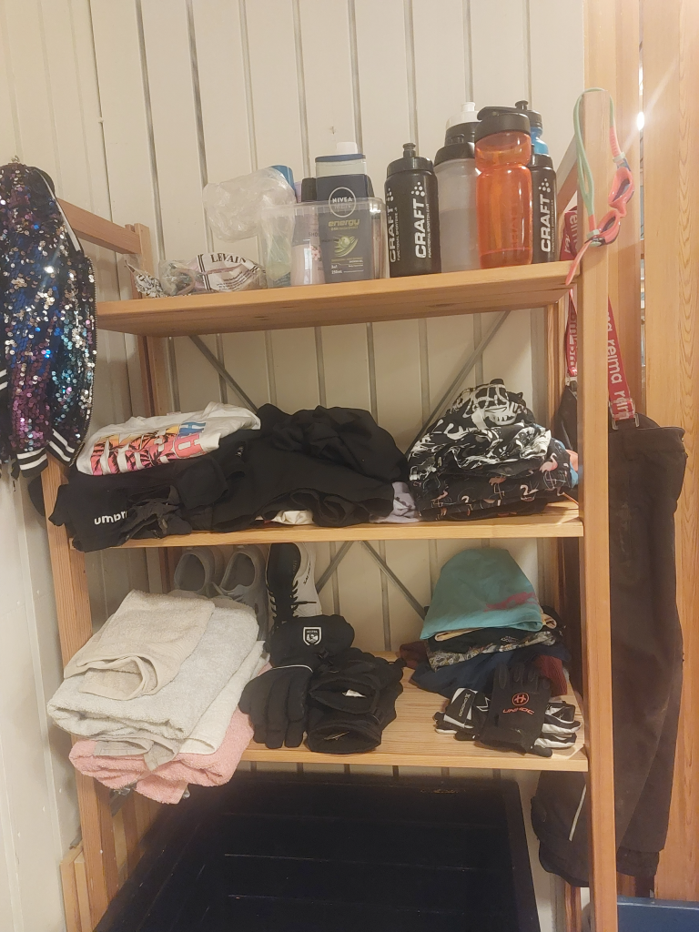 En hylla med kvarglömda kläder.