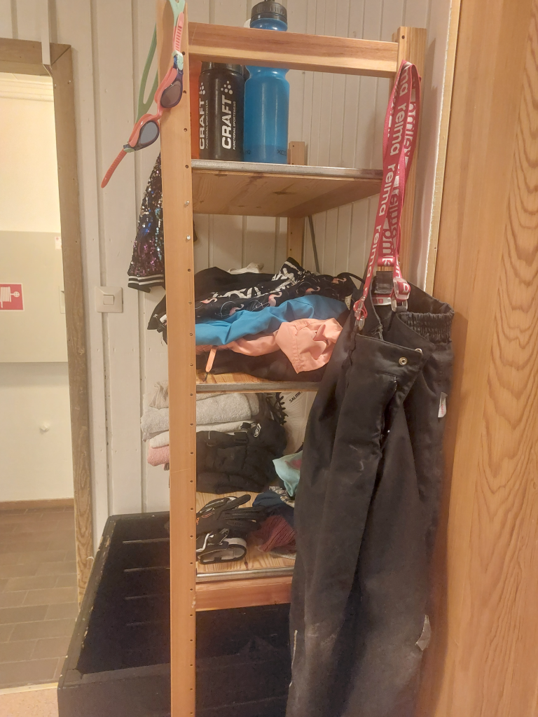 En hylla med kvarglömda kläder.