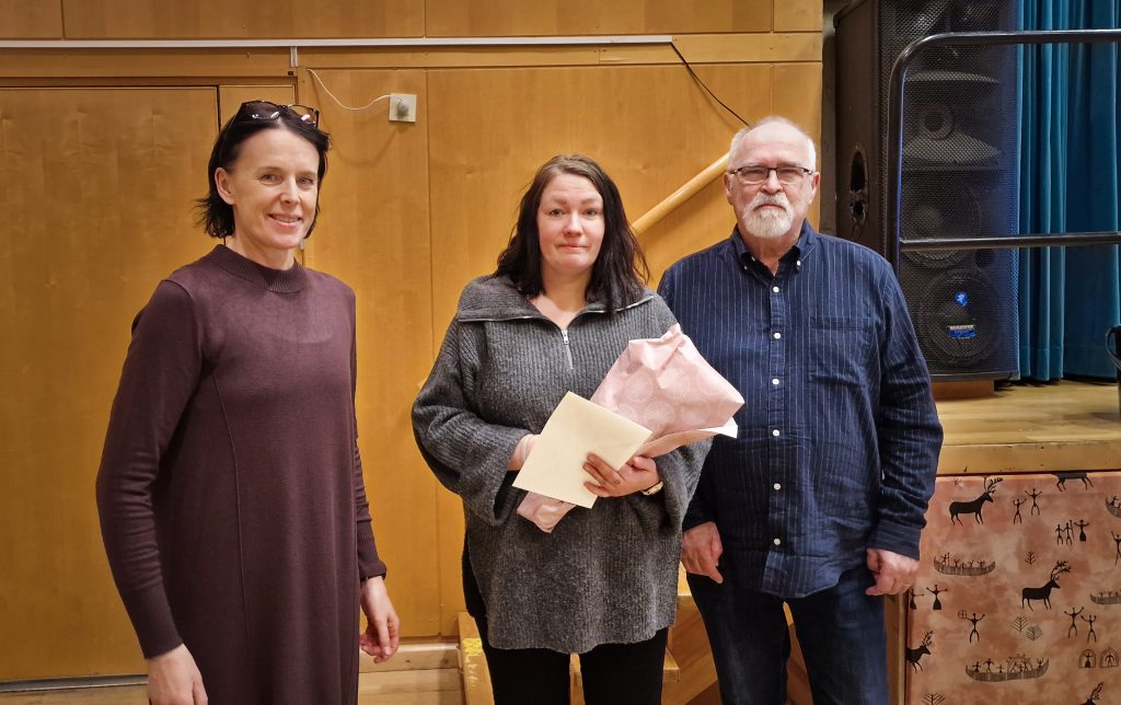 Anna Kaltenegger, Christina Westerlund och Mats Abrahamsson. Christina håller i diplom och en blombukett.