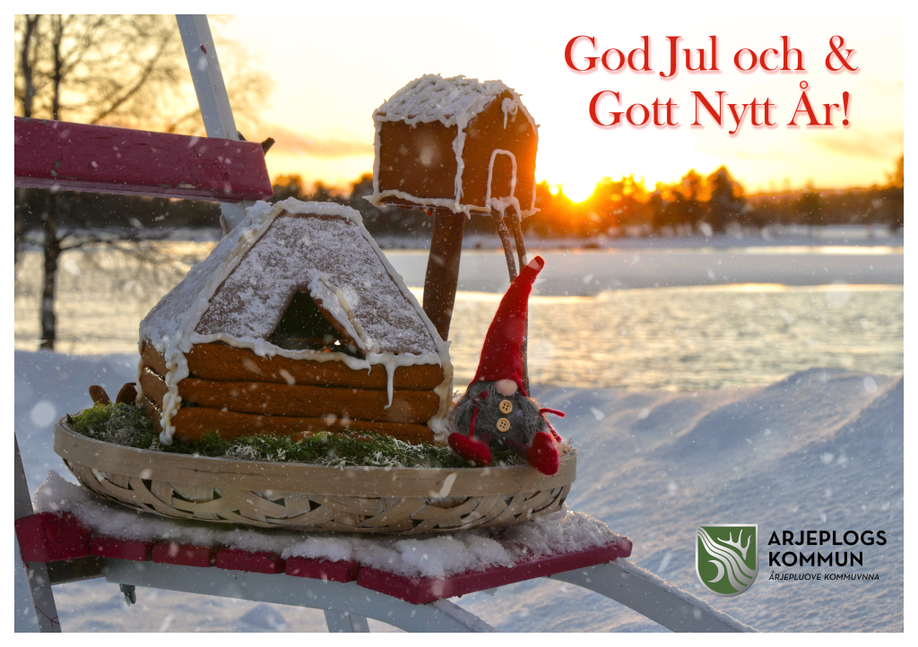 Ett pepparkakshus i en liten mossfylldkorg med en liten tomte i.