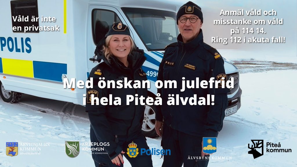 Två poliser framför en polisbuss, vintertid.