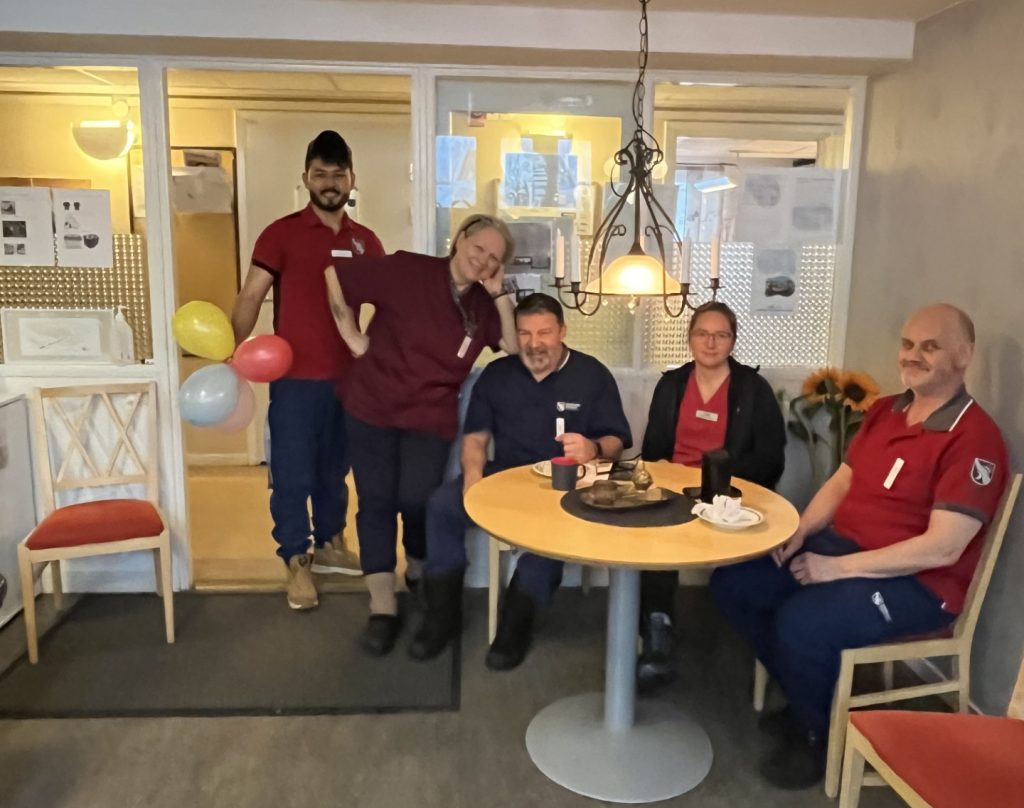 Ett glatt hemtjänstegäng firar Hemtjänstens dag.