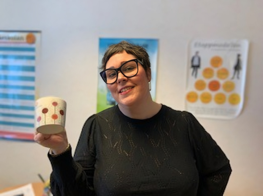 Linda Lundström håller i en tekopp på sitt kontor.