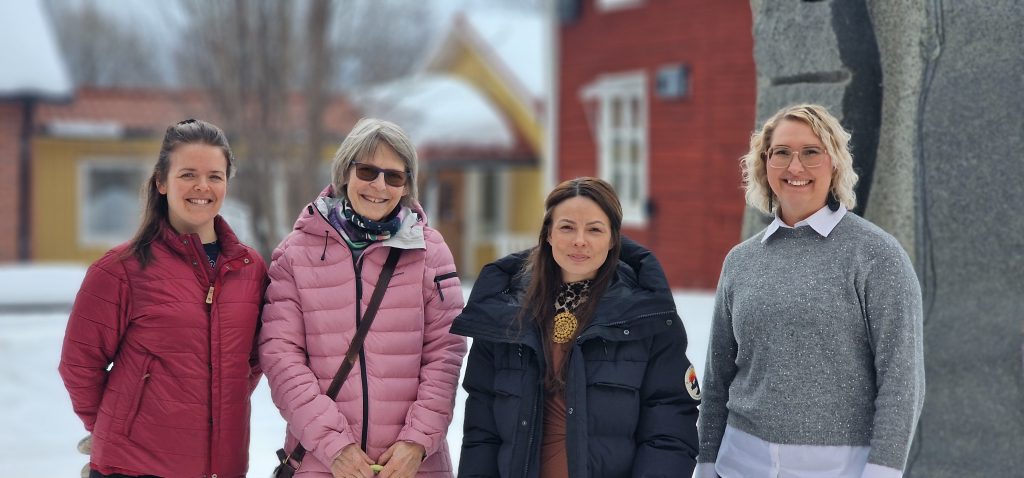 På bild: Nina samuelsson och Åsa Lundberg från träningskompaniet, Anne Kuhmunen, enhetschef för bland annat Arjeplog kommuns sporthall samt Sara Dahlberg, ANDTS-samordnare för Arjeplogs kommun.