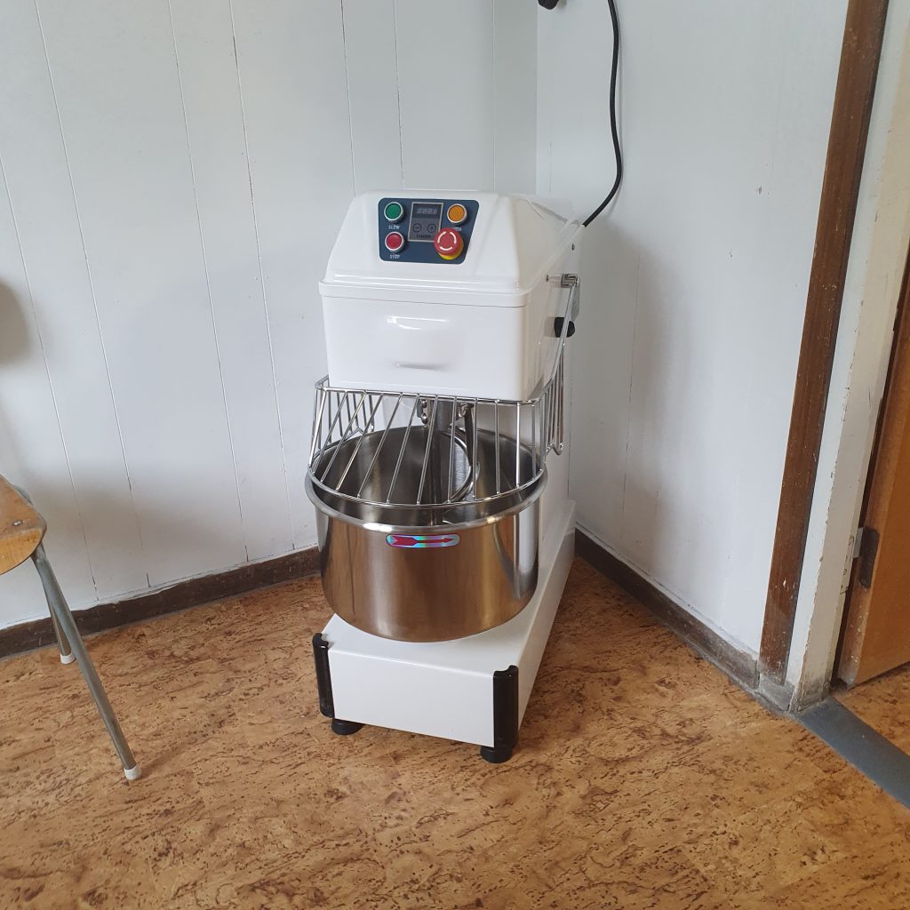 En degblandare på golvet i ett hörn i ett rum.