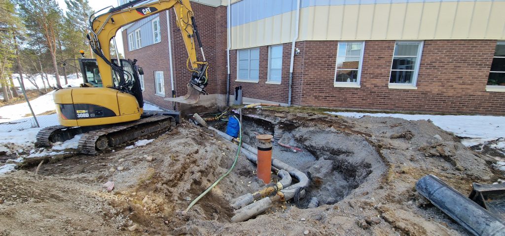 Grävning i mark vid fjärrvärmeläcka