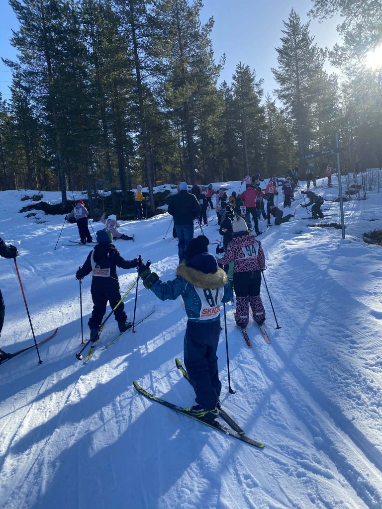 Flertalet barn i skidspåren, trängs och samsas.