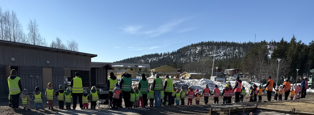 Barn på förskolan som håller varandra i händerna.