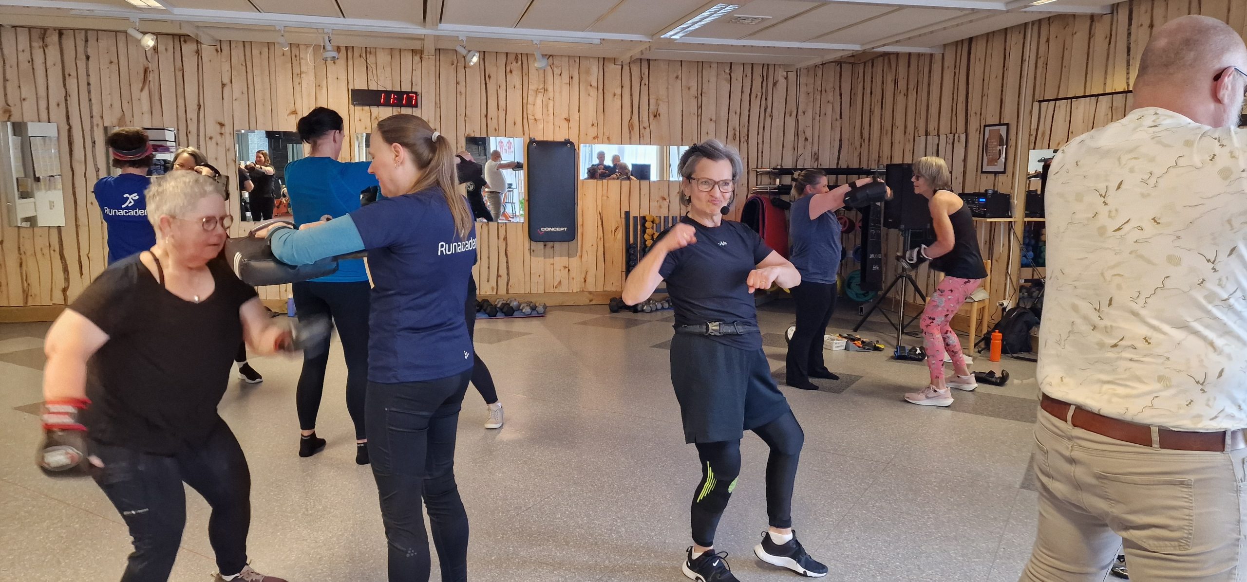 Bitte Westerlund med flera kommunala chefer tränar kickboxning tillsammans.