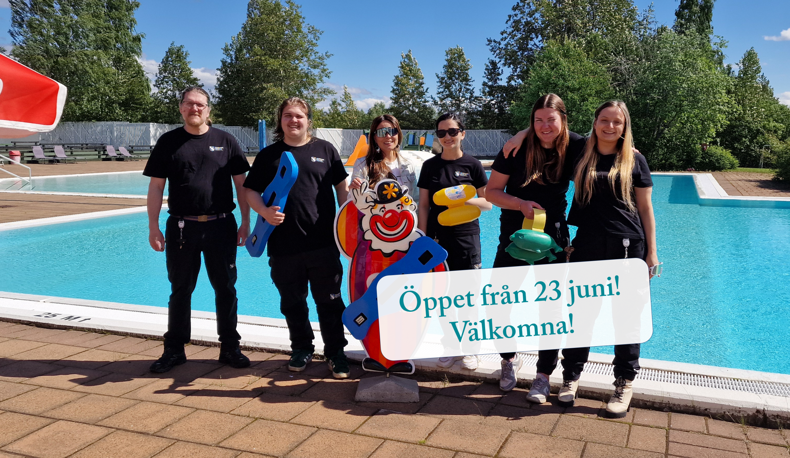 Badpersonalen framför Krajas pool en tidig sommardag. Text på bild: "Öppet från 23 juni! Välkomna!"