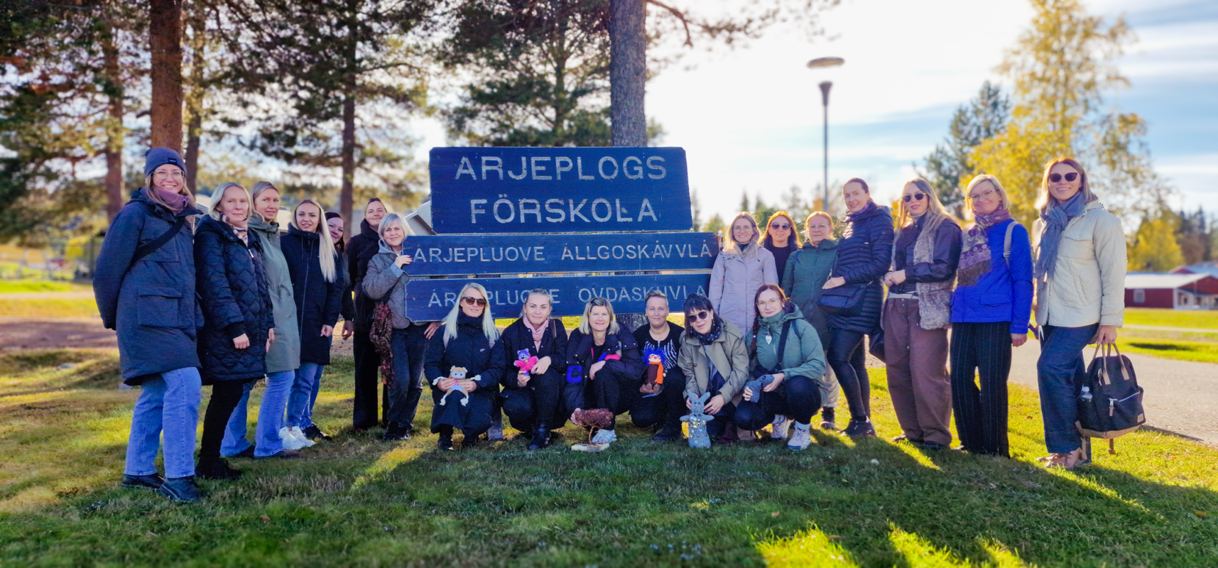 Förskolepersonal från Sverige, Finland, Estland, Lettland och Litauen framför förskoleskylten i Arjeplog.