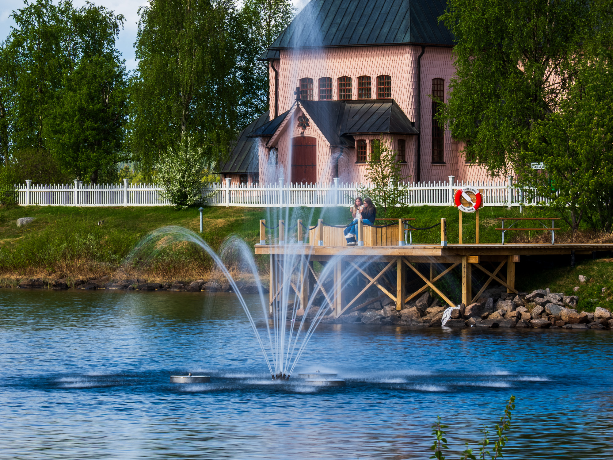 Fontänen en sommardag med kyrkan i bakgrunden.