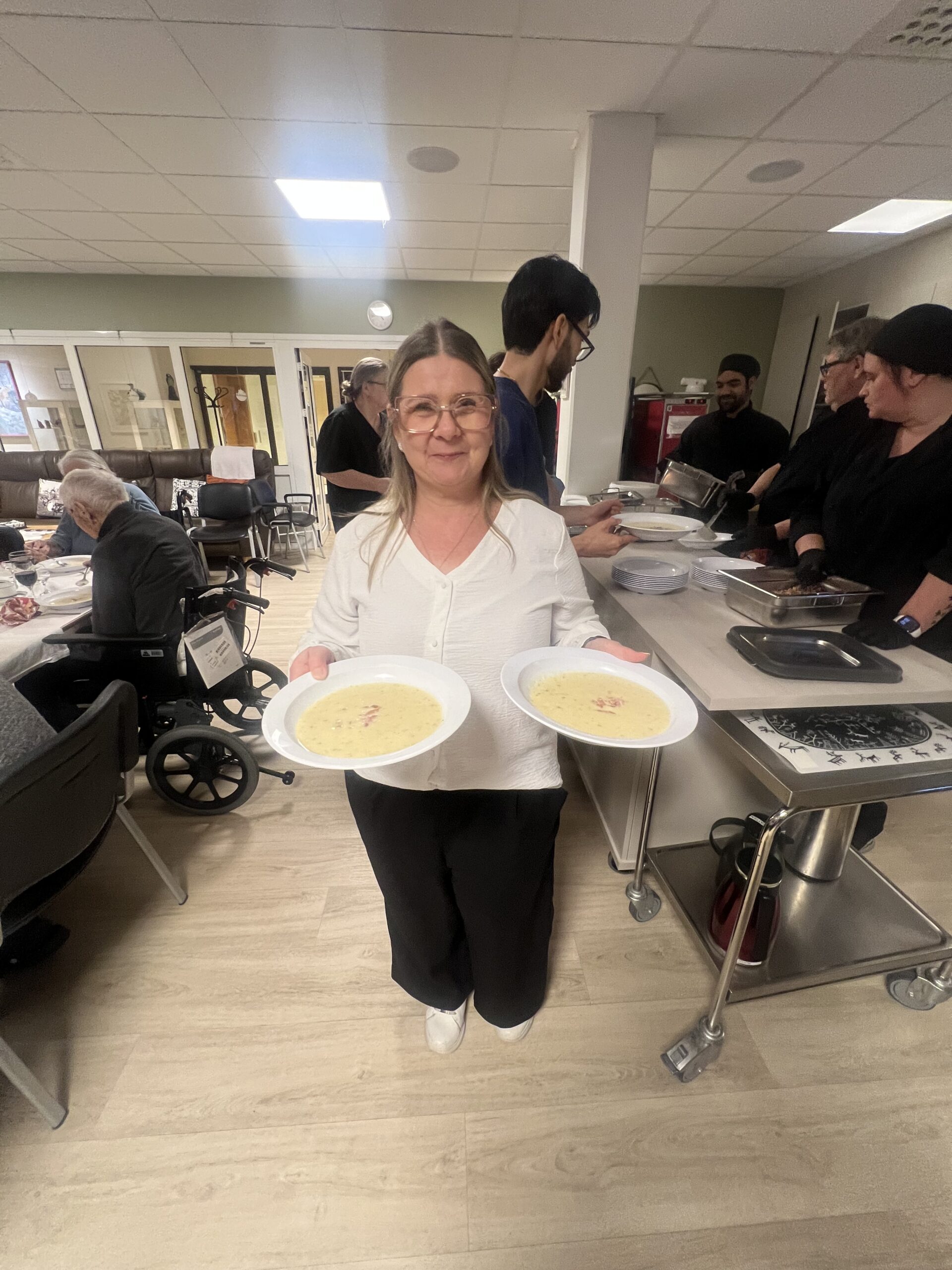 Anna-Maria Fransson, socialchef, håller i två portioner sparrisssoppa.